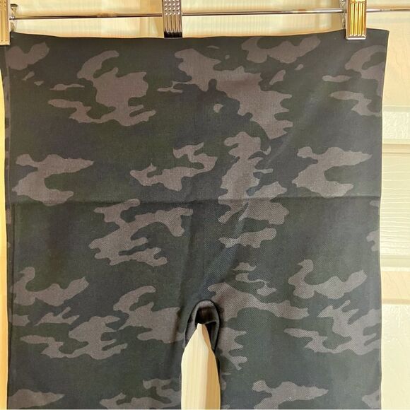 Spanx Camo Compression‎ Leggings Size Medium Full Length Athletic - Picture 1 of 8